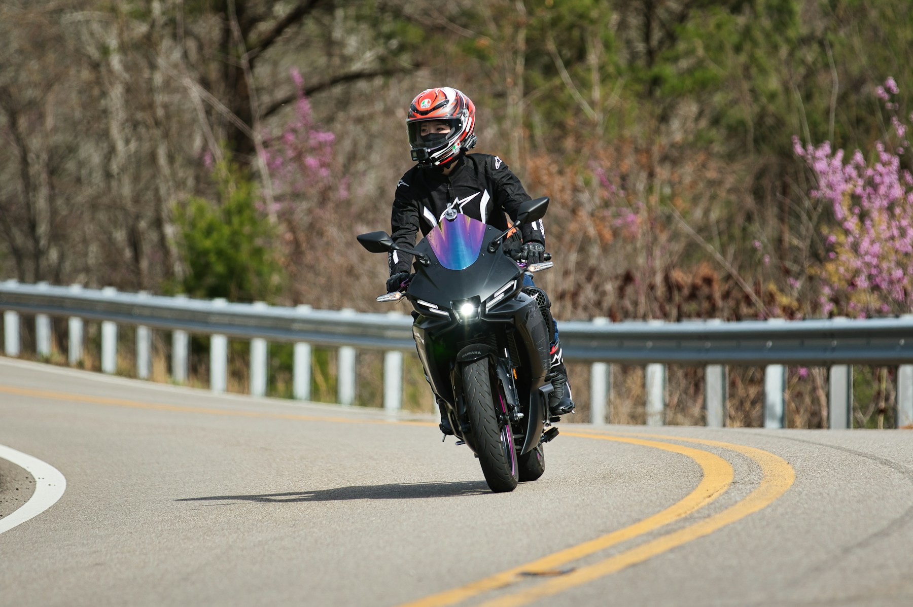 Moto tumbando en una curva de carretera de montaña