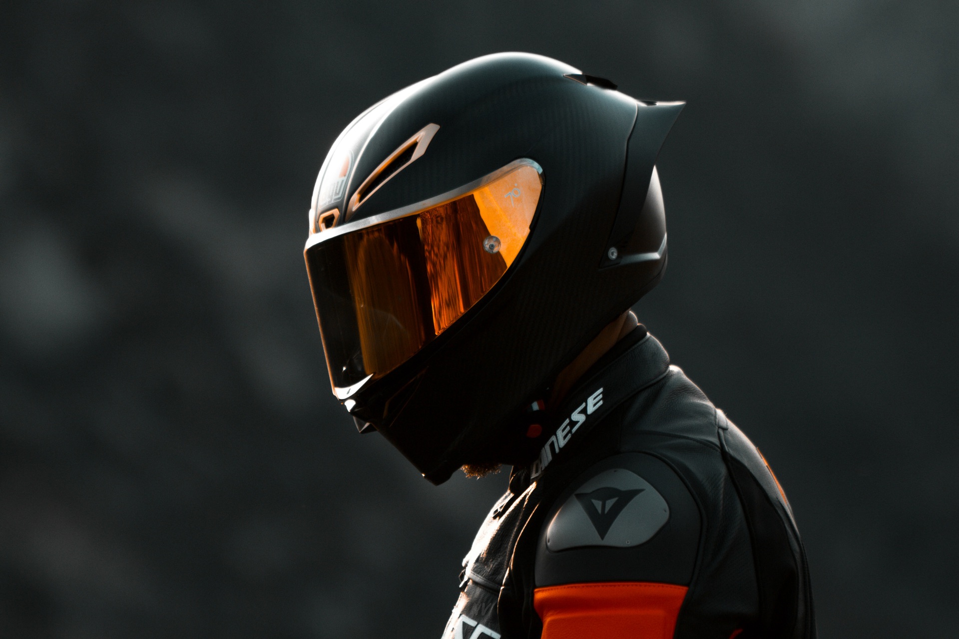Retrato de motorista con casco